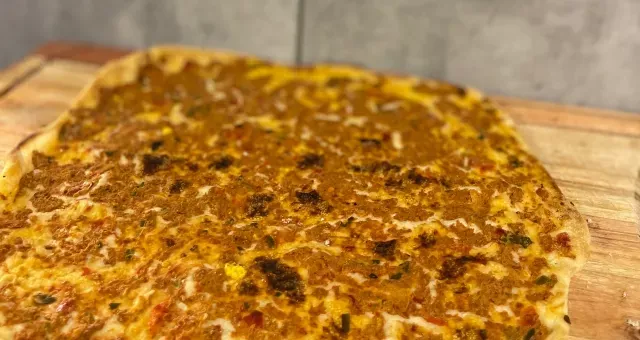 Lahmacun, pizza turca casera, recién horneada